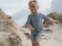 Dreng iklædt blå og hvid stribet badeheldragt fra Petit Piao PP418 blue mirage